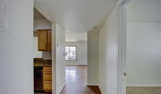 Foto del edificio - 3 Bedrooms | 2 Bathrooms | Washer & Dryer Included - OLD TOWN LITCHFIELD PARK