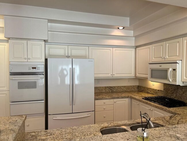 Building Photo - Beautiful 3 Bedroom Townhome in La Jolla N...