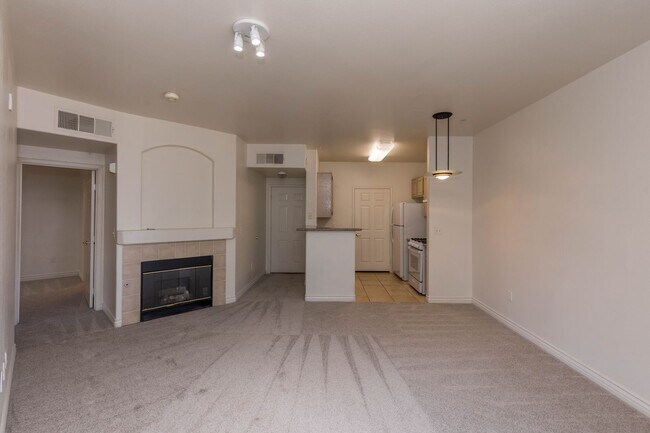 Foto del edificio - Beautiful 2-Bedroom, 2-Bath Condo in Gated...