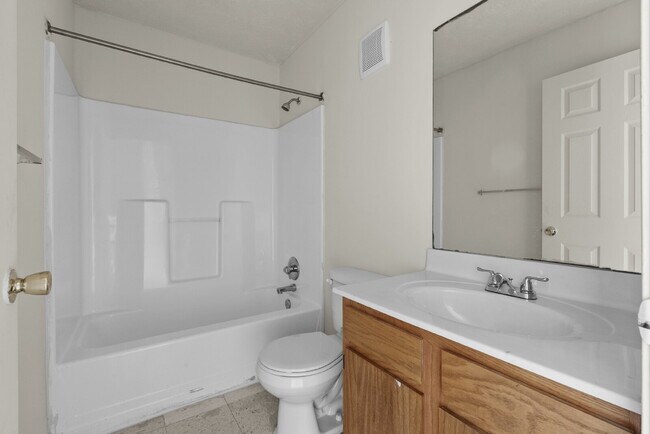 Foto del edificio - Charming Two Bedroom Townhome in South Louisville, Family-Friendly Neighborhood!
