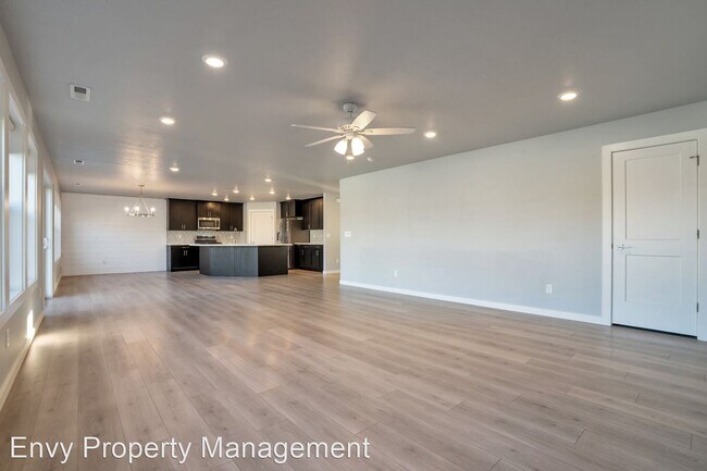 Foto del edificio - 4 br, 2.5 bath House - 2960 N. 2575 W.
