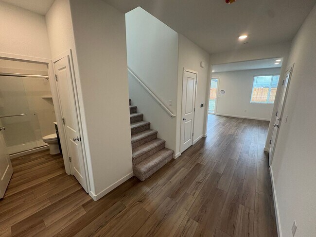 Foto del edificio - Brand New 5 Bedroom Manteca Home / Downstairs Bedroom & Bath