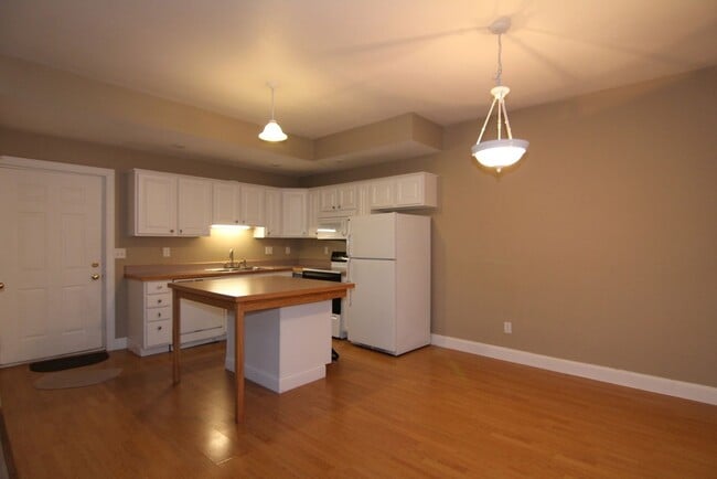Foto del edificio - Beautifully Renovated Large 4 bedroom Dupl...