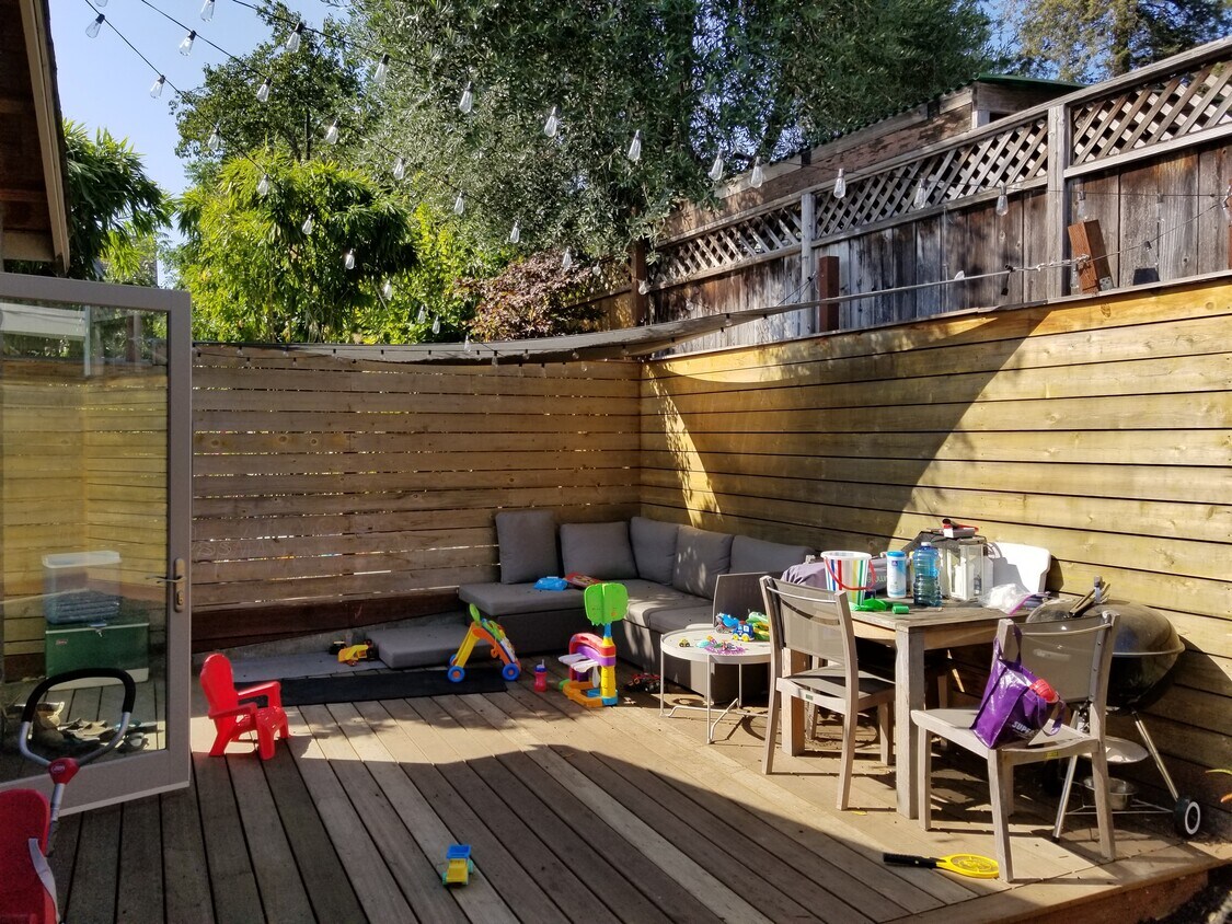 Patio trasero con terraza - 3932 Bayo St