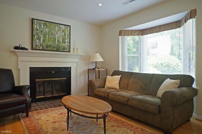 Building Photo - 4 br, 1.5 bath House - 392 Wildwood Court