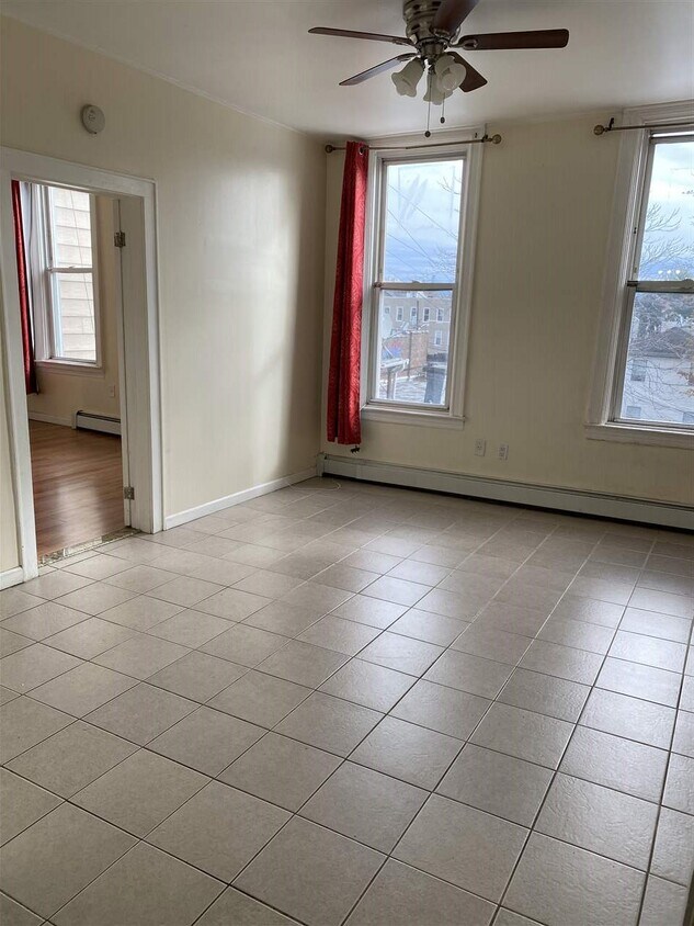 Foto principal - 296 Central Ave
