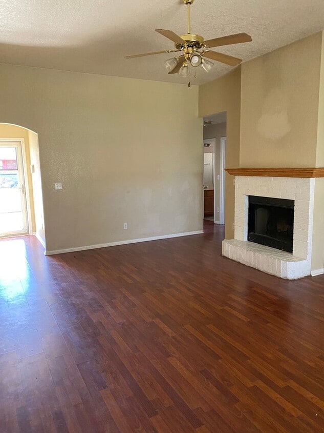 Building Photo - Beautiful Large Single Family Home