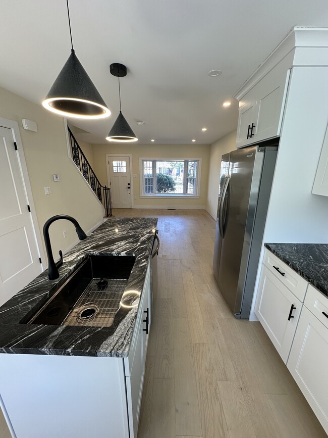 Building Photo - 714 Mollbore Terrace