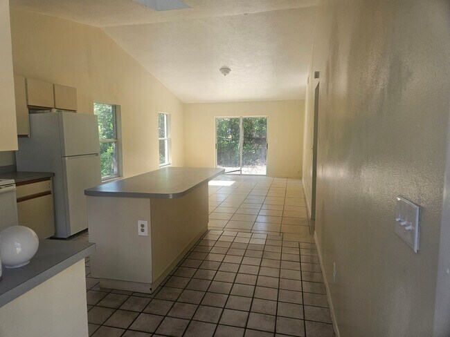 Building Photo - 2/1 DUPLEX