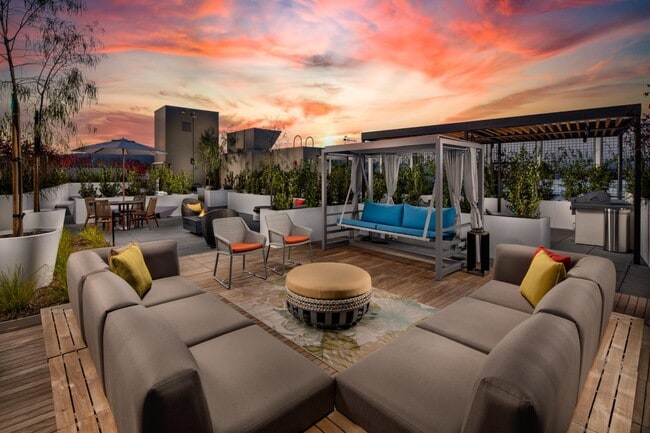 Building Photo - Catherine Santa Monica