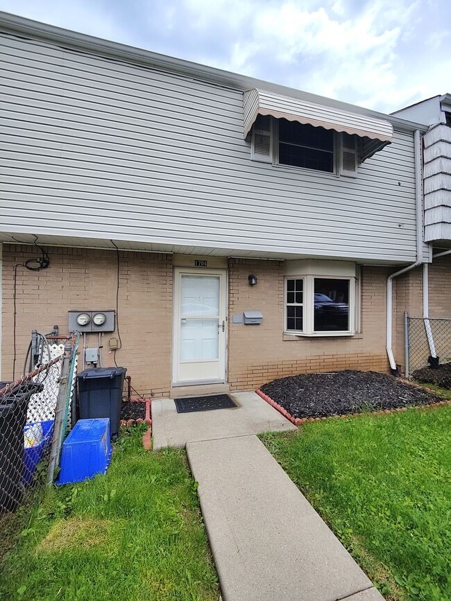 Building Photo - *Recently Updated 2BD/1.5BA Townhouse Available for Rent in West Mifflin*