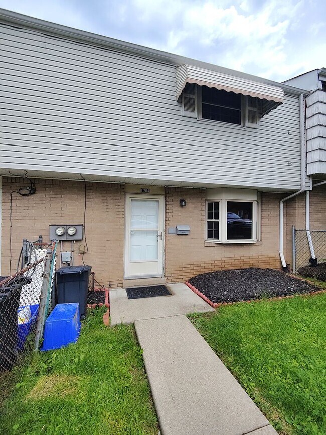 Foto del edificio - *Recently Updated 2BD/1.5BA Townhouse Available for Rent in West Mifflin*
