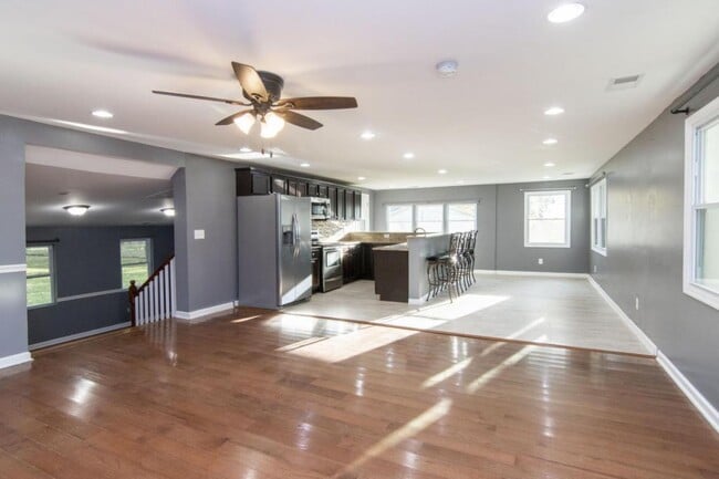 Building Photo - 3405 Pebble Dr