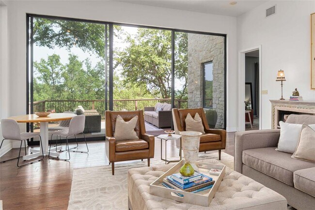 Foto del edificio - 2102 Paisano Rd