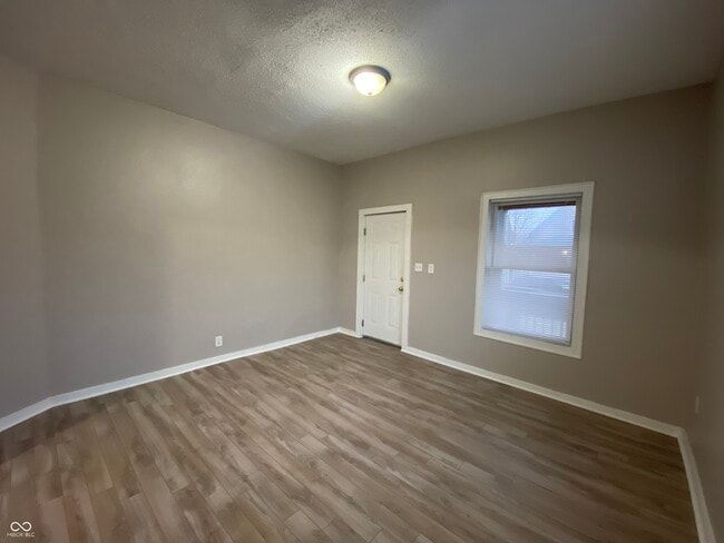 Building Photo - 326 N Elder Ave