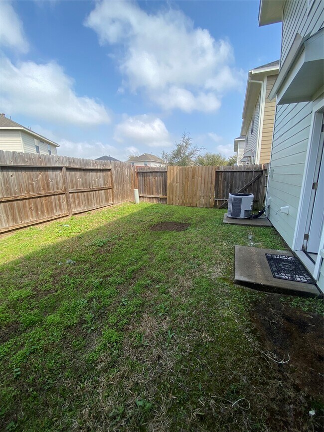 Foto del edificio - 8925 Elm Drake Ln