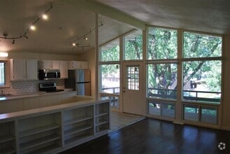 Building Photo - 2830 Hillhaven Ct SE