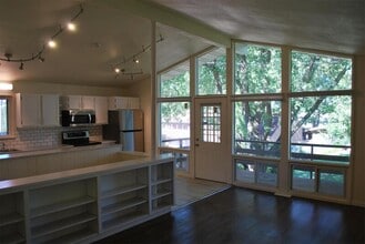 Building Photo - 2830 Hillhaven Ct SE