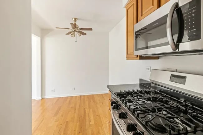 Building Photo - BEAUTIFUL LARGE 1 BED/1 BATH TOWNHOUSE RENTAL W/IN-UNIT LAUNDRY AND PARKING.....MUST SEE!!