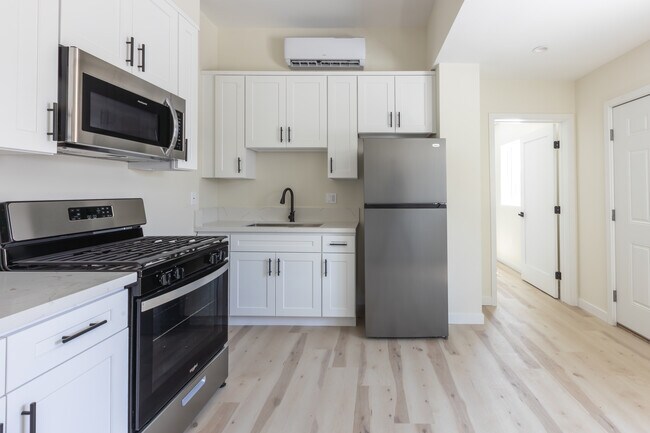 Foto del edificio - 400-402 Western Ave unit # F
