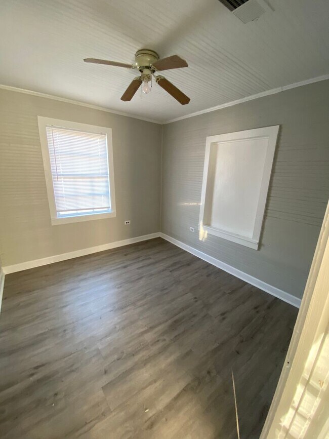 Building Photo - 2 bedroom, 2 bathroom newly remodeled house