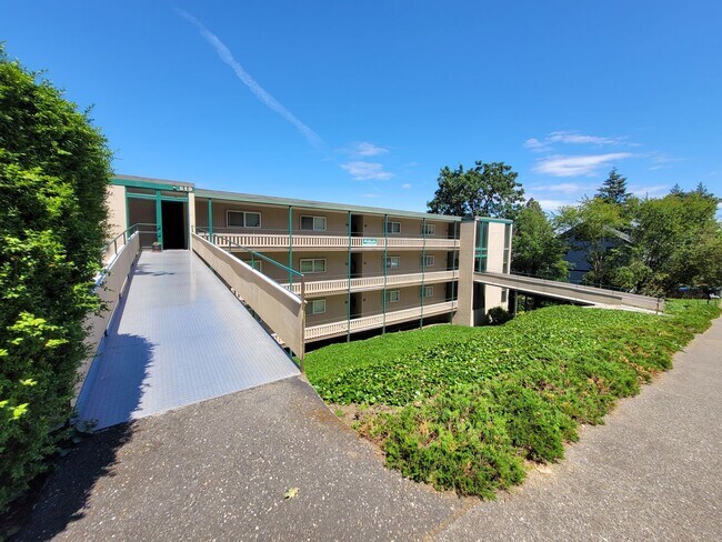 Building Photo - Southside Condo with a View - 1 Bedroom - ...