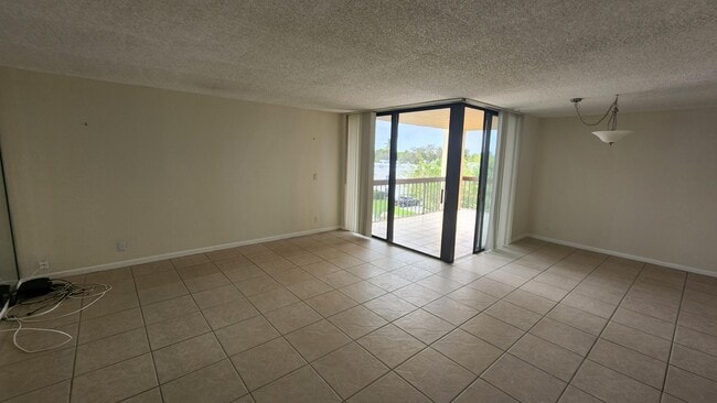 Building Photo - 450 Egret Cir