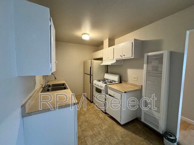 Building Photo - 4552 Ashcroft Ave