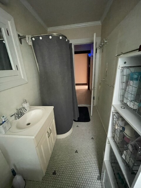 bathroom - 6100 W Bluemound Rd