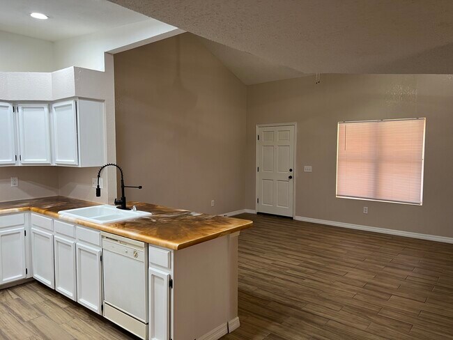 Building Photo - 701 Espada Dr