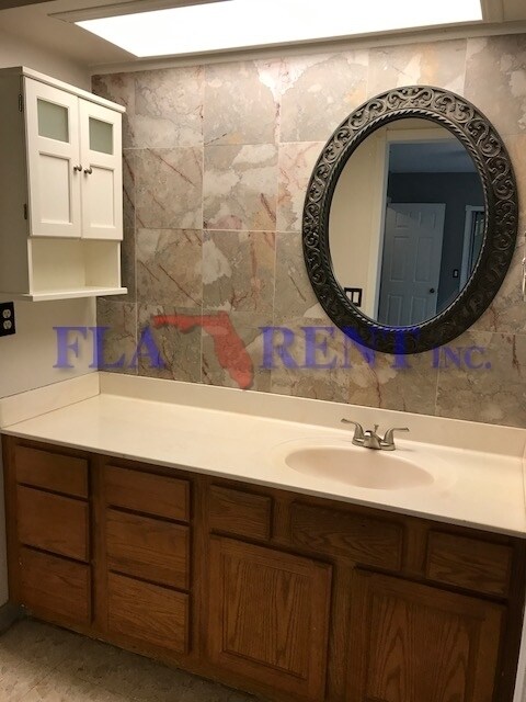 Foto del edificio - ***COMING SOON*** Large 4/2 pool home in L...