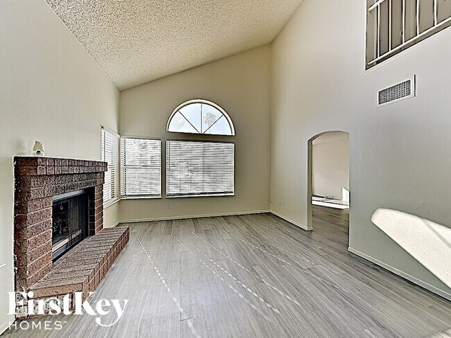 Foto del edificio - 7147 Shadow Crest Dr