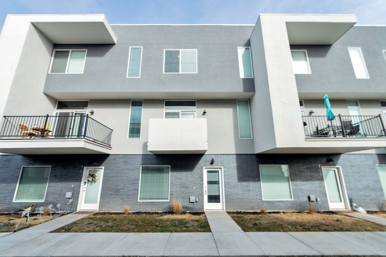 Foto principal - Spacious 4 Bed, 3 Bath Pet-Friendly Home w...