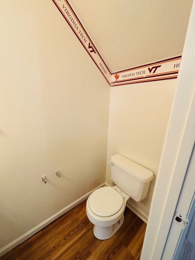 Foto del edificio - 4 Bedroom 2.5 Bath Townhouse