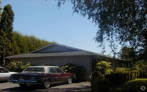 Primary Photo - King's Court Apartments