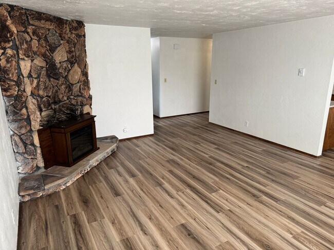 Foto del edificio - Updated 2 bed 1 bath duplex in Springfield!