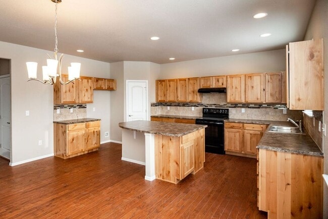 Building Photo - Stunning 4-Bedroom Home in Sought-After Raindance Community