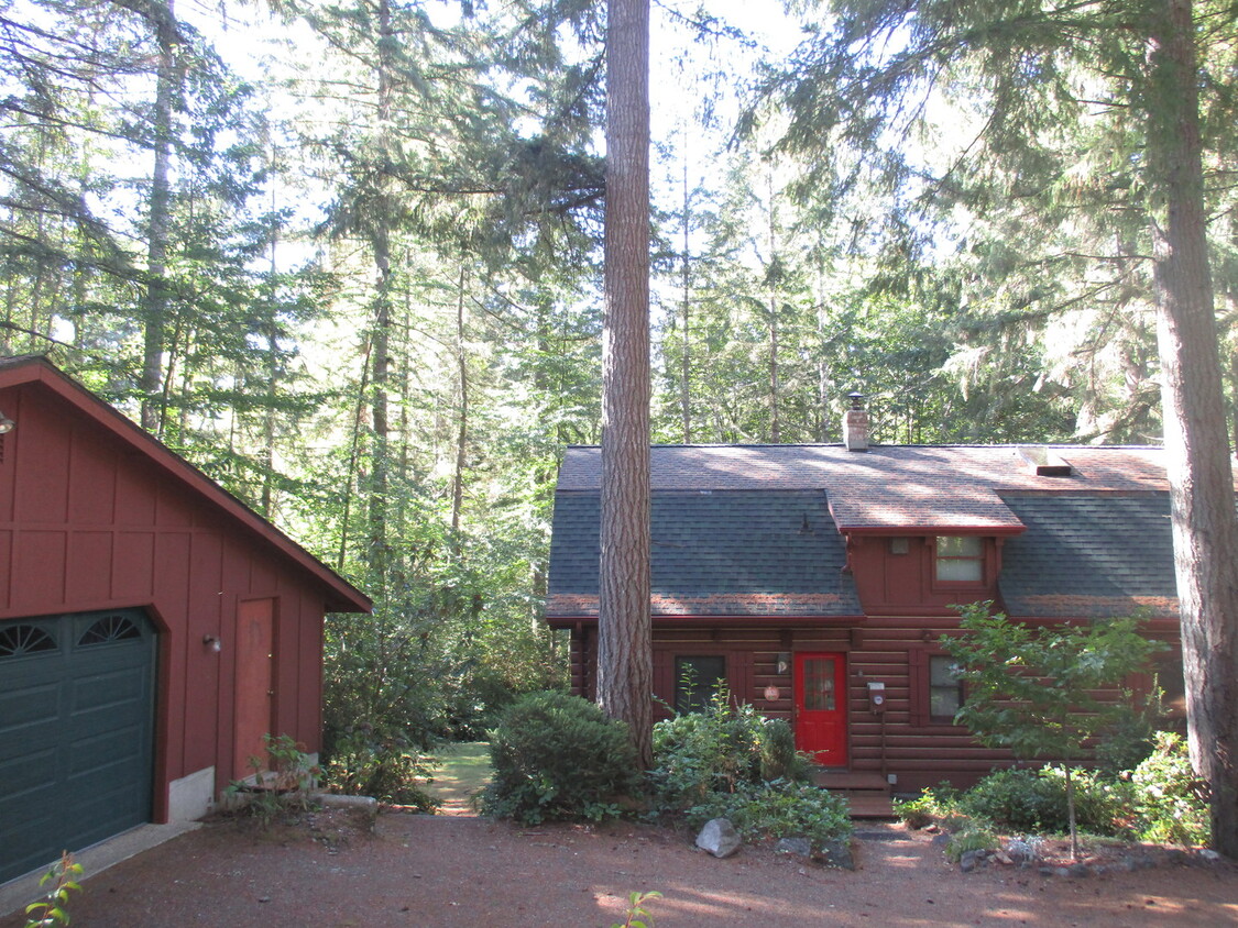 Foto principal - Beautiful 3 bedroom Log Home on large lot ...