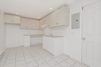Building Photo - 5651 Boul Henri-Bourassa E
