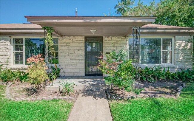 Foto del edificio - 5705 Grace Ln