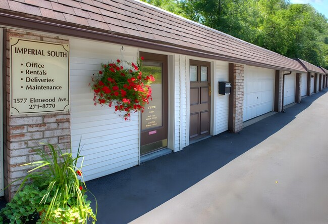 Building Photo - Imperial South