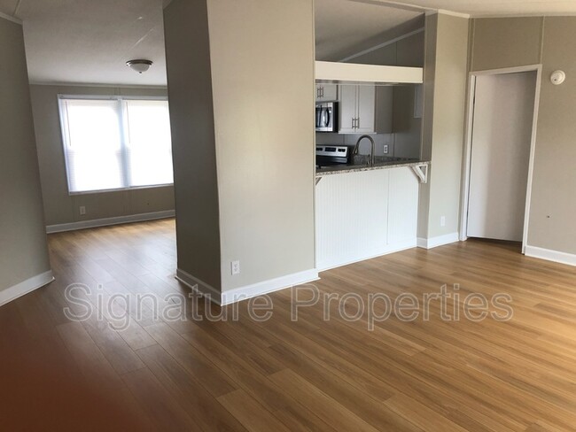 Foto del edificio - 978 Forest Rd