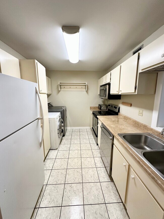 Building Photo - 701 S College Rd