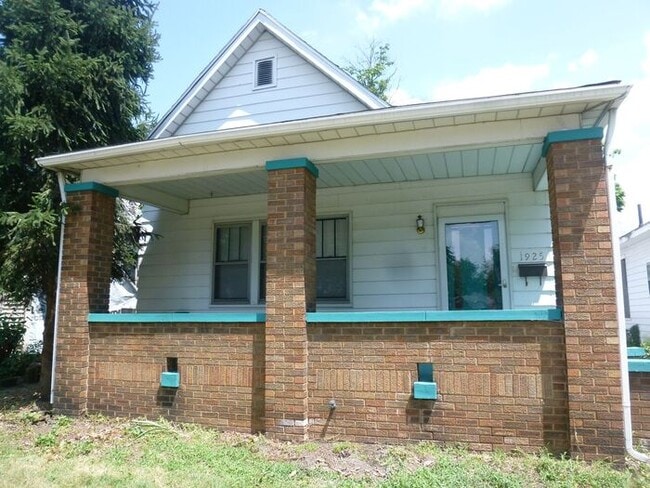 Building Photo - 2 Bedroom Home with Fenced Yard