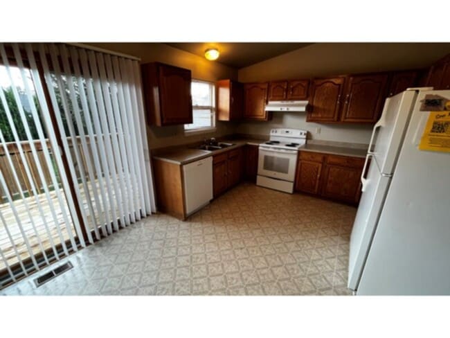 Building Photo - Beautiful split level home in Fountain