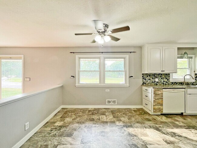 Foto del edificio - Spacious Redone Rambler with Huge 1/2 Acre Yard, Deck, Patio, Primary Suite, 3-BRs on Main Level ...