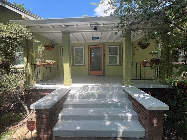 Building Photo - Large two bedroom home in Colonial Heights