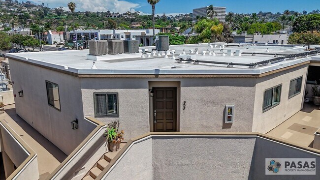 Foto del edificio - RARE Offering 2BD/2BA - Condo of secured building in highly sought after Boutique Bella Capri bui...