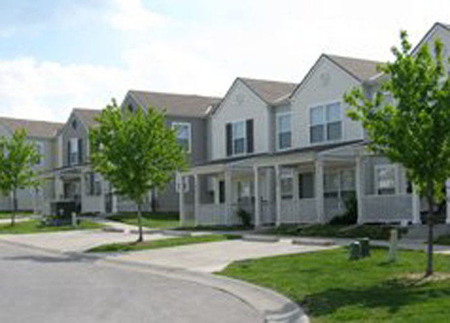 Foto del edificio - Paige Pointe Townhomes