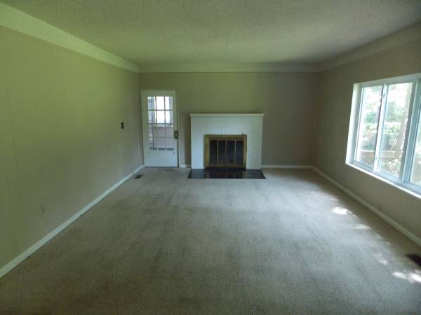 Large living room with fireplace - 711 Majestic Lodge Rd